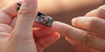 İHRAMLI KİŞİNİN TIRNAK KESMESİ VE KOPMAK ÜZERE OLAN TIRNAĞI KOPARMASININ HÜKMÜ NEDİR?