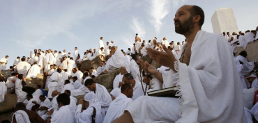 Harem bölgesinde bulunanların (yani Mekke içinde olanların) hac için ihrama ancak Arafat’ta girmeleri caiz midir?