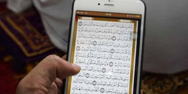 Hayızlı (Adetli) olan bir kadın cünüp olursa (örneğin ilişki, ihtilâm vb. sebeple), bu durumda telefonda mukabele takip edebilir mi?