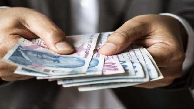 Elimde nisap miktarı para var, bir arsamı sattım. Toplam üzerinden zekât nasıl hesaplanır, 1 yıl bekleme süresi yeniden mi başlar yoksa eski nisap miktarı paraya göre mi devam eder?
