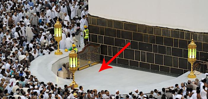 Kâbe’nin bitişiğinde bulunan yarım daire şeklindeki Hatîm’in içinde namaz kılmak caiz midir? Yine tavafı bu yerin içinden yapsak geçerli olur mu?