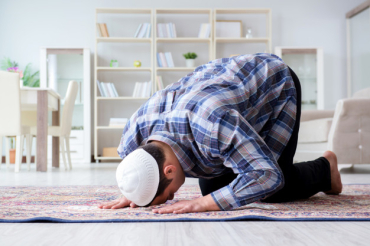 Sefer mesafesi kadar yolculuğa çıkan bir kimse; anne, baba, çocuk veya akrabalarının yanında 3-5 gün misafir kalsa namazlarını seferî mi yoksa tam mı kılar?