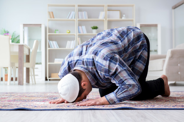 Sefer mesafesi kadar yolculuğa çıkan bir kimse; anne, baba, çocuk veya akrabalarının yanında 3-5 gün misafir kalsa namazlarını seferî mi yoksa tam mı kılar?