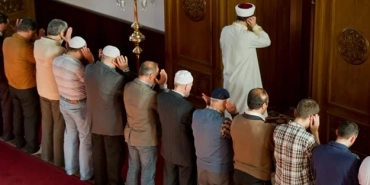 Namaz esnasında gözler nereye bakmalıdır? Namazda bakışın hükmü nedir?