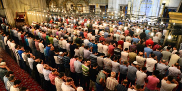 Dört rekâtlı bir namazın yalnız dördüncü rekatına yetişen kimse, imam selam verdikten sonra namazını nasıl tamamlar?