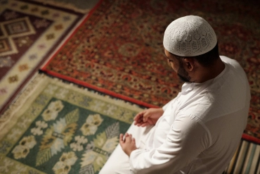 Sabah ve ikindi (bazı rivayetlerde gece ve gündüz nöbet değişimi sırasında) namazlarına meleklerin şahit olduğu bildirilmektedir. Allah Teâlâ her şeyi bildiğine göre meleklerin şahitliğine ihtiyaç var mıdır? Ayrıca melekler arasında derece ve üstünlük farkı var mıdır?